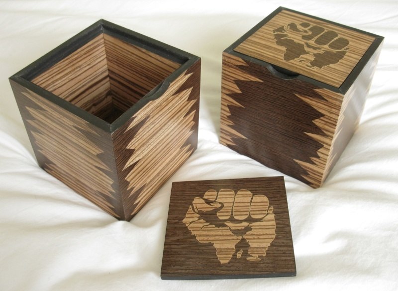 boite marqueterie poing.jpg 