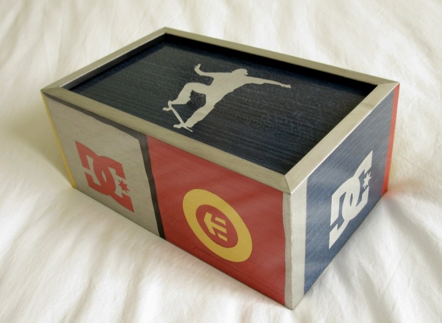 finger skate box.jpg 